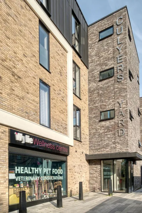 Culyers Yard Brentwood High Street 13 No of Flats 2 bed and 3 bed flats occuy penthouse top zinc box sign view..jpg