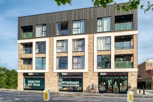 HERO Culyers Yard Brentwood High Street 13 No of Flats 2 bed and 3 bed flats occuy penthouse top zinc box street view..jpg