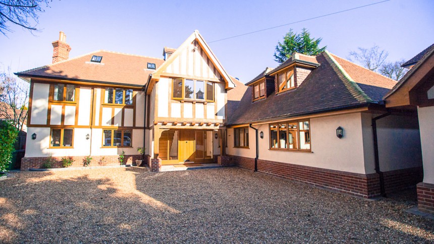 E lodge shenfield essex private residence glass etched sliding doors balcony extension contemporary detailing